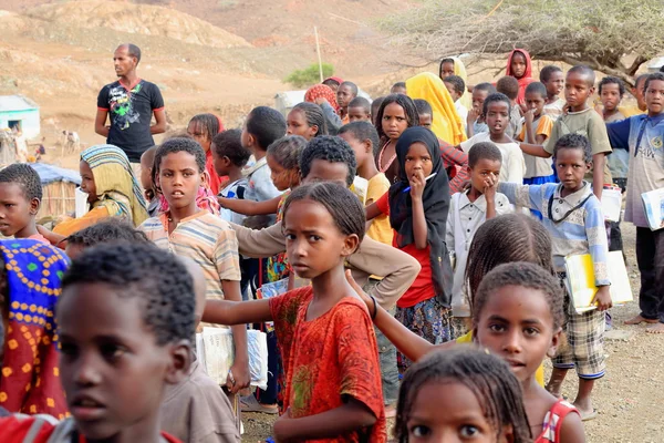 Schoolmeisjes en jongens queuing op het schoolplein. Berahile-Ethiopië. 0382 — Stockfoto