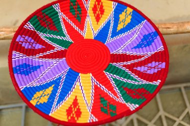 Renk ustası sepetçilik underplate Injera yemek için. Mekelle-Etiyopya. 0463