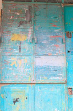 Boya mavi metalik kapılar soluk. Mekelle-Etiyopya. 0458