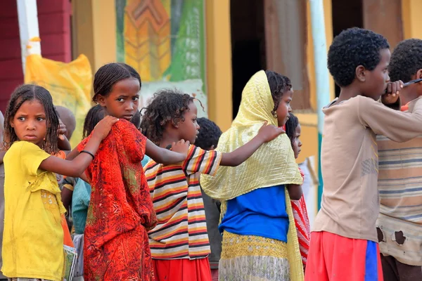 Schoolmeisjes en jongens queuing in het schoolplein. Berahile-Ethiopië. 0390 — Stockfoto