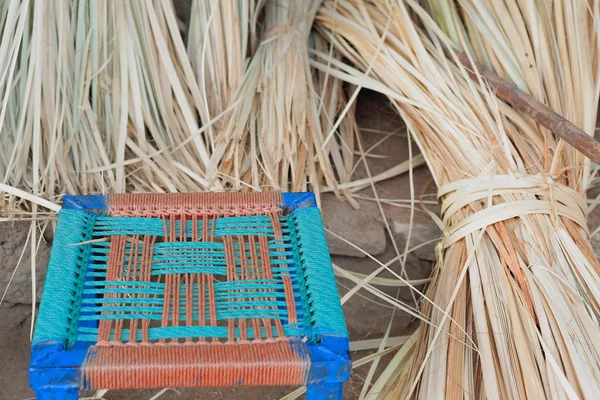 Дерев'яний стілець із плетені місць серед віники. Мекельського Ефіопії. 0461 — стокове фото