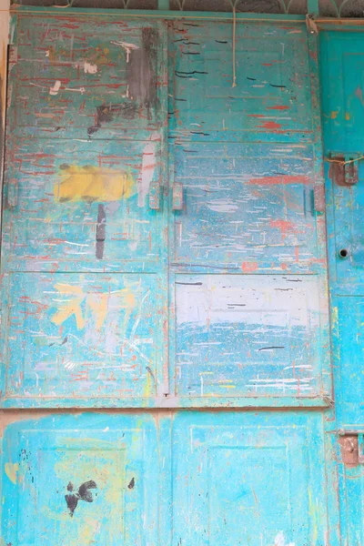 Farba wyblakły niebieski metalowe drzwi. Mekelle Etiopia. 0458 — Zdjęcie stockowe