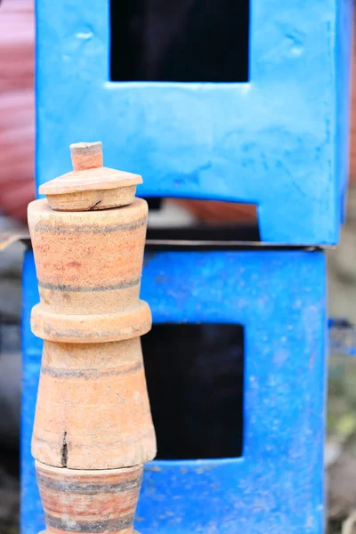 Ethiopian clay pottery-blue painted square metal pieces. Mekelle-Ethiopia. 0471 — Stock Photo, Image