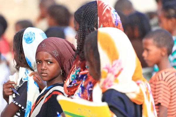 Schoolmeisjes en jongens in de rij staan in het schoolplein. Berahile-Ethiopië. 0394 — Stockfoto