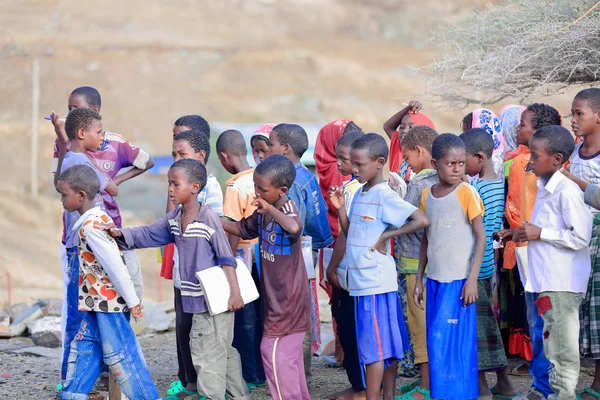 Colegialas y chicos haciendo cola en el patio de la escuela. Berahile-Ethiopia. 0397 — Foto de Stock