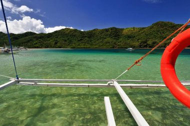 Bacuit körfezinden Corong Corong 'dan Vigan adası-Yılan Adası' na. Filipinli bangkalar Vigan adasıyla Palawan 'ı birbirine bağlayan kum şeridinin N tarafında demirlediler. El Nido-Filipinler