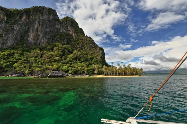 マルパカオ島南東部の先端部に位置する石灰岩の崖の島のホッピングツアーに直面しているフィリピンのバンカボートの緑の水を引き起こす掘削 パラワン フィリピン — ストック写真