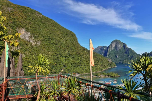 El Nido kasabası veya Poblacion 'un ortasındaki Taraw uçurumundaki gözlem güvertesinden kuzeye doğru ve arka plandaki kalabalık liman ve bay-Cadlao adasına doğru. Palawan-Filipinler.