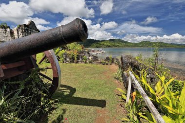 Santa Isabel-Real Fuerza ve Presidio de Santa Isabel-Kutang Santa Isabel. NE köşesindeki eski İspanyol topu rıhtıma demirlemiş Taytay Körfezi-Filipin bangalarına bakıyor. Taytay-Palawan-Filipinler.