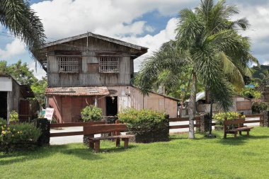 İspanyol dönemindeki Bahay Filipin tarzı, Santa Isabel Kalesi 'nin karşısındaki Rizal Caddesi' ndeki ahşap malzemelerden yapılmış iki katlı bir bina. Taytay-Palawan-Filipinler