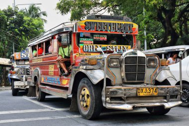 Manila, Filipinler-24 Ekim 2016: Renkçi dyipnis-jeepneys tüm ülkede yaygın bir toplu taşıma aracıdır. Maria Orosa Caddesi 'nde durdurulmuştur..