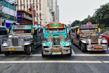 Manila, Filipinler-24 Ekim 2016: Renkçi dyipnis-jeepneys T.M.Kalaw St.Manila-Filipinler 'de trafik ışığında durdurulan tüm ülkede yaygın bir toplu taşıma aracıdır..
