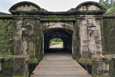 Royal Gate-Revellin de Puerta Real de Bagumbayan 'ın Ravelin' inin dış cephesi duvar perdesinden ayrılıp Intramuros-Inner Walled şehrine çıkıyor. Manila-Filipinler.