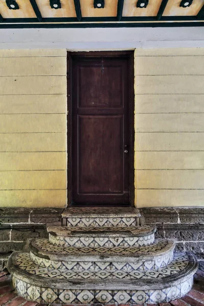 Stängd Trädörr Sockel Hus Fyra Stegs Flygning Kakel Trampar Den — Stockfoto