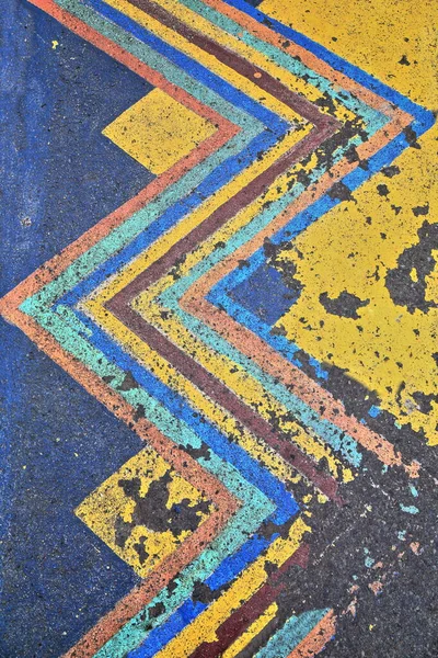 Asfalto Roadway Colorido Pintado Com Linhas Zig Zag Para Indicar — Fotografia de Stock