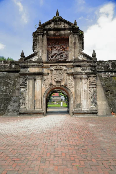 Santiago Kalesi 'nin ana kapısı Santiago-Saint James' in ahşap yardım heykeliyle kalenin perde duvarının güney cephesini deldi. Intramuros Duvarlı İç Şehir-Manila-Filipinler
