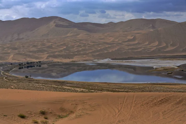 バダンのYindertu Yinderitu湖ヤラン砂漠の砂の砂丘C 500 Dark水まで曇りの空とメガデンを反映して 斜面からBilutu風水のピークまで見られる アルシャ高原 内モンゴル — ストック写真