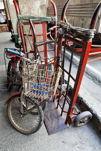 Carros Mano Rojos Bicicletas Estacionadas Pavimento Entre Las Columnas Que — Foto de Stock