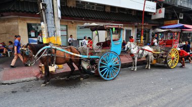 Manila, Filipinler-24 Ekim 2016: Ongpin 'de çekilen at durağı San Lazaro Estero üzerinden Kuzey Köprüsü' nü geçerken Binondo Çin Mahallesi 'ni ziyaret eden yolcuları bekliyor.