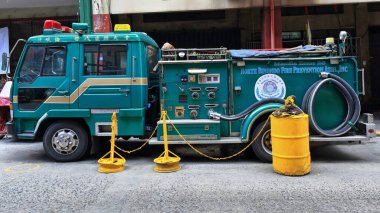 Manila, Filipinler-24 Ekim 2016: Kuzey Binondo Yangın Önleme Derneği, 964 Sabino Padilla Caddesi 'nde kendi itfaiye aracı ile Çin Mahallesi' nde harekete geçmeye hazır bir şekilde duruyor..