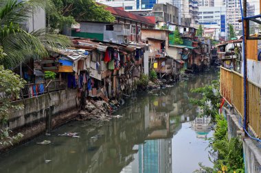 Soler Caddesi Köprüsü 'nden Pasig Nehri-Broadview Kuleleri' nin Estero de San Lazaro kanalının kalabalık bankalarına kadar N-ward manzarası. Binondo Çin Mahallesi Manila-Filipinler