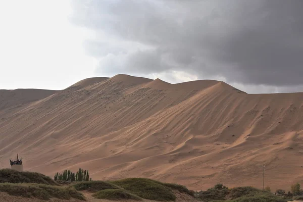 Undulating Sands Megadune Overlooking Shore Sumu Jaran Lake Illuminated Warm — Foto de Stock