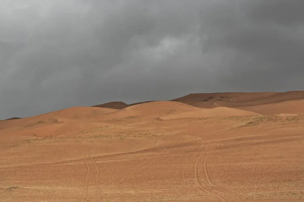 수무자란 미끄럼 발자국들이 일몰의 조명되고 Badain Jaran Desert Alxa Plateau 로열티 프리 스톡 이미지