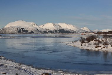 NW.Hinnoya 'da Roksofjorden adasında yüzen buz tabakası Litleoya (sağda) + Roksoya adaları. Gavltinden + Brynlitinden + Disken + Hogtinden mts.background Andoya adasında. Vesteralen-Nordland Fylke-Norveç.