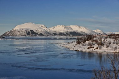 NW.Hinnoya 'da Roksofjorden adasında yüzen buz tabakası Litleoya (sağda) + Roksoya adaları. Gavltinden + Brynlitinden + Disken + Hogtinden mts.background Andoya adasında. Vesteralen-Nordland Fylke-Norveç.