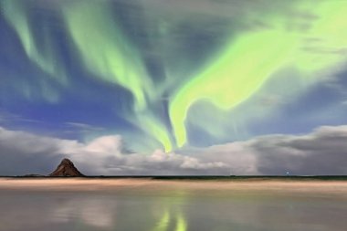 Yeşil ışıklar-aurora borealis Bleik köyünün sahil şeridini aydınlatıyor ve Norveç 'in en büyük marihuana oteli, sert bir rüzgar gecesinde. Andenes kasabası Andoy kommune-Andoya adası-Nordland fylke