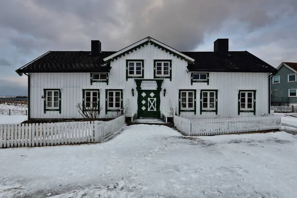 Maison Bois Peinte Blanc Avec Des Fenêtres Vertes Portes Couloir — Photo