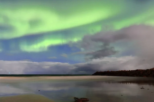 Gröna Ljus Aurora Borealis Lyser Upp Stranden Bleik Fiske Byn — Stockfoto