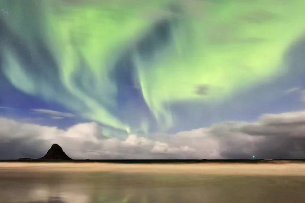 Πράσινα Φώτα Aurora Borealis Φωτίζουν Την Παραλία Του Χωριού Bleik — Φωτογραφία Αρχείου