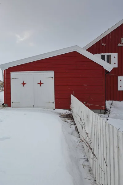 Biały Płot Wskazujący Drewnianą Szopę Garażem Przymocowanym Czerwonego Malowanego Domku — Zdjęcie stockowe