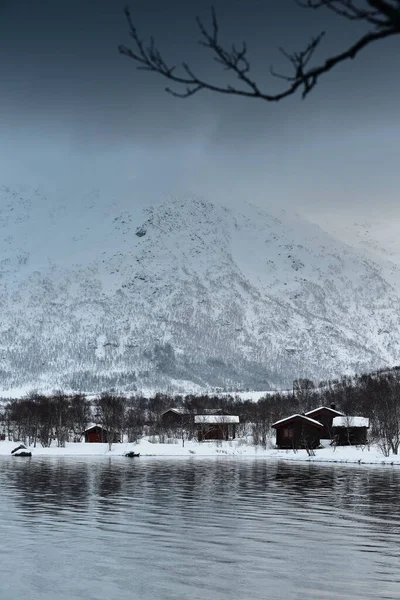 Gullesfjorden的木屋在冬季大雪下露营 位于Gullesfjorden底部和Middagsfjellet山脚 Hinnoya岛 Troms Fylke Lofoten Vesteralen岛 — 图库照片