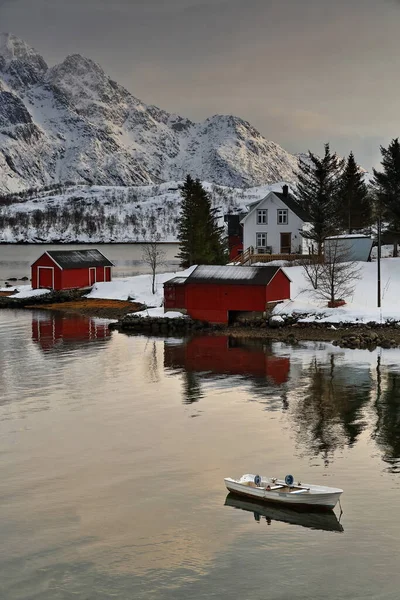 渔船停泊在Vestpollen村附近的Austnesfjorden Vestpolloya岛 诺德利亚岛和Slettlia岛的房屋耸立着背景 奥斯特瓦戈亚岛中部 洛弗滕 北欧菲尔克 — 图库照片