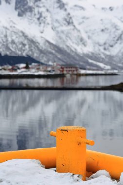 Çamurluk, sarı iskele boyalı Sildpollnes-yarımadasının kır evleri şapeline bakıyor Austnesfjorden-Austvagoya-Lofoten adaları-Nordland fylke-Norveç 'ten Sildpolltjonna-Körfezi' nin karşısından görülüyor..