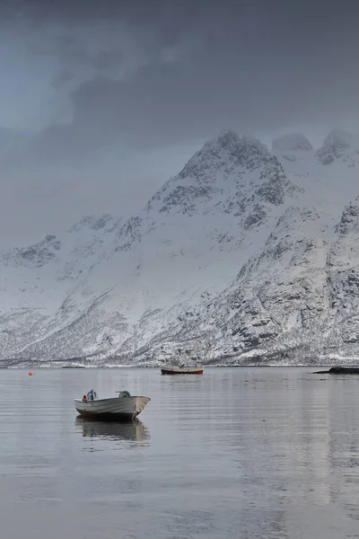 渔船停泊在Vestpollen村附近的Austnesfjorden浮标上 冰雪覆盖的Stortinden和Durmalsfjellet山脉为背景 奥斯特瓦戈亚岛中部 洛弗滕 北欧菲尔克 — 图库照片