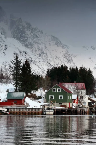 Austnesfjorden Austvagoya岛上Vestpollen村红绿白色带金属板屋顶和墙壁的村舍 Kistberget Glamen Dalhaugmarka山区背景 Lofoten Nordland Fylke Norway — 图库照片