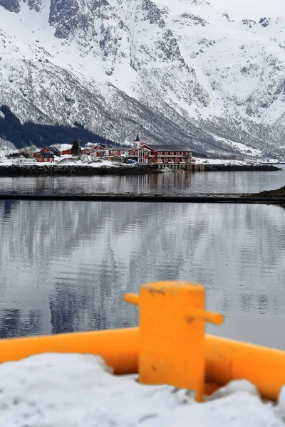 Ukotvení Bollard Malované Žluté Molo Výhledem Chaty Sjocamp Kaple Sildpollnes — Stock fotografie