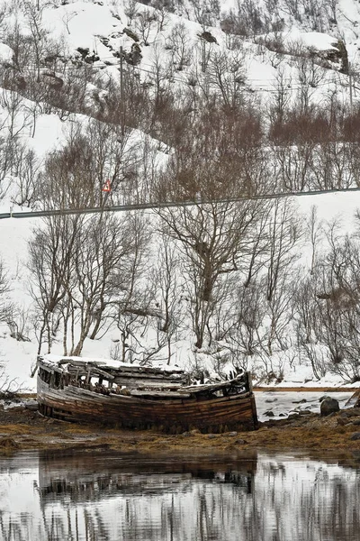 Barco Madeira Abandonado Por Naufrágio Baía Sildpolltjonna Costa Sul Península — Fotografia de Stock