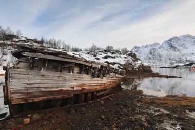 Gemi enkazı batmış ahşap tekne kıyıya vurmuş Sildpollnes Yarımadası-Austnesfjorden körfezi. Langstrandtindan-Stortinden Dağları. Vagan kommune-Austvagoya-Lofoten-Nordland fylke-Norveç.