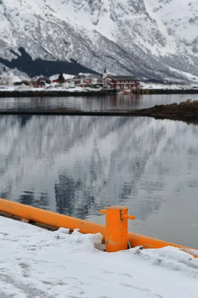 Ukotvení Bollard Malované Žluté Molo Výhledem Chaty Sjocamp Kaple Sildpollnes — Stock fotografie