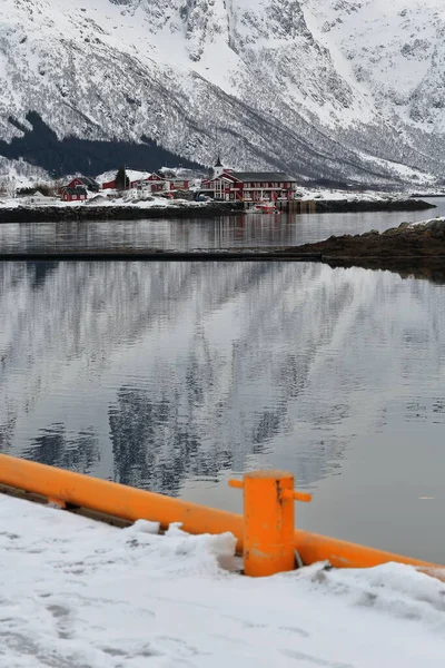 Ukotvení Bollard Malované Žluté Molo Výhledem Chaty Sjocamp Kaple Sildpollnes — Stock fotografie