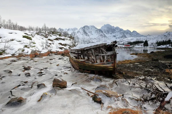 失事木船搁浅 Sildpolltjonna Bay Bottom Shore Sildpollnes Peninsula Austnesfjorden 统治朗斯特兰丹 斯托廷登铸币局Vagan — 图库照片