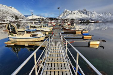 Sildpolltjonna körfezindeki metal iskele balıkçılığı limanı. Mounts Kistbergtinden-Glamen-Sautinden-Higravtindan-Lilandstinden-Smatindan-Geitgallien-Kroktindan. Austnesfjorden-Austvagoya-Lofoten-Nordland-Norveç.