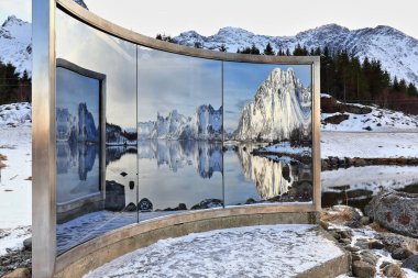 Lyngvaer, Austvagoya, Lofoten, Norveç-25 Şubat 2016: Beton-cam-çelik 2 '5x3 ms. Heykel fiyort-dağlarını yansıtır. Skulpturlandskap-Sculpturescape Nordland projesi. Dan Graham-1996