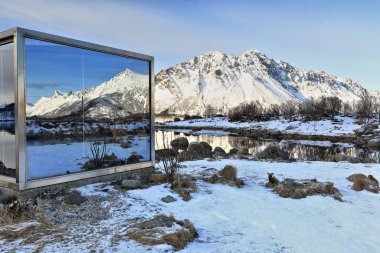 Lyngvaer, Austvagoya, Lofoten, Norveç-25 Şubat 2016: Beton-cam-çelik 2 '5x3 ms. Heykel fiyort-dağlarını yansıtır. Skulpturlandskap-Sculpturescape Nordland projesi. Dan Graham-1996