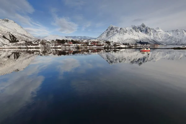 Fishing Boat Back Port Sildpolltjonna Bay Mounts Kistbergtinden Glamen Sautinden — Stock Photo, Image