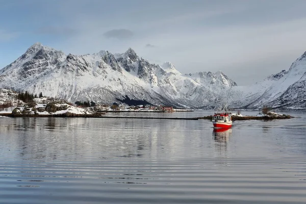 Fishboat Back Port Sildpolltjonna Bay Sildpollnes Pen Sildpollholmen Islet Mts — 스톡 사진